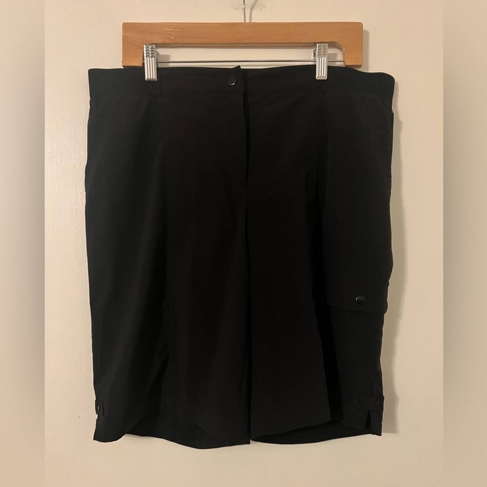 Chico's Zinergy Black Bermuda Cargo Shorts size 2 (12) (A307)